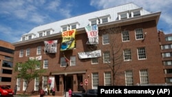 ARCHIVO - Edificio que ha servido de sede a la embajada venezolana en Washington, EEUU, el miércoles 24 de abril de 2019.