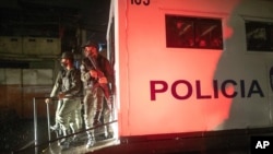 Soldados de la Guardia Nacional montan guardia afuera de una camioneta de la policía en el barrio de Petare, en Caracas, el 7 de agosto de 2020.