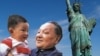 邓小平唯一的孙子邓卓棣 是否拥有美国国籍资格引发热议 （网络合成图片）