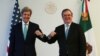 El enviado presidencial de Estados Unidos para el Clima, John Kerry, y el canciller mexicano Marcelo Ebrard se saludan durante la visita de Kerry a México esta semana.