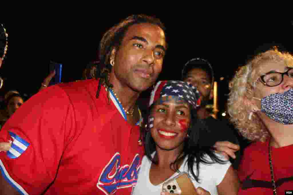 Yotuel, ex integrante de Orishas e int&#233;rprete de &quot;Patria y Vida&quot; es clamado por exiliados que se reunieron en la Calle 8 en Miami, Florida, en apoyo a las protestas sucedidas en la isla el domingo 11 de julio de 2021. Foto: Luis F. Rojas, VOA.