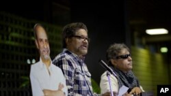ARCHIVO - En esta fotografía de archivo del 23 de septiembre de 2014, Luciano Marín, alias Iván Márquez, jefe negociador de las Fuerzas Armadas Revolucionarias de Colombia (FARC), en La Habana, Cuba, declara ante periodistas durante los diálogos de paz.