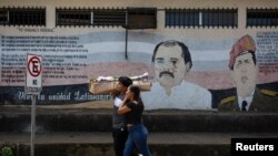 FOTO DE ARCHIVO: Preparativos previos a la ceremonia de juramentación del presidente de Nicaragua, Daniel Ortega, en Managua.
