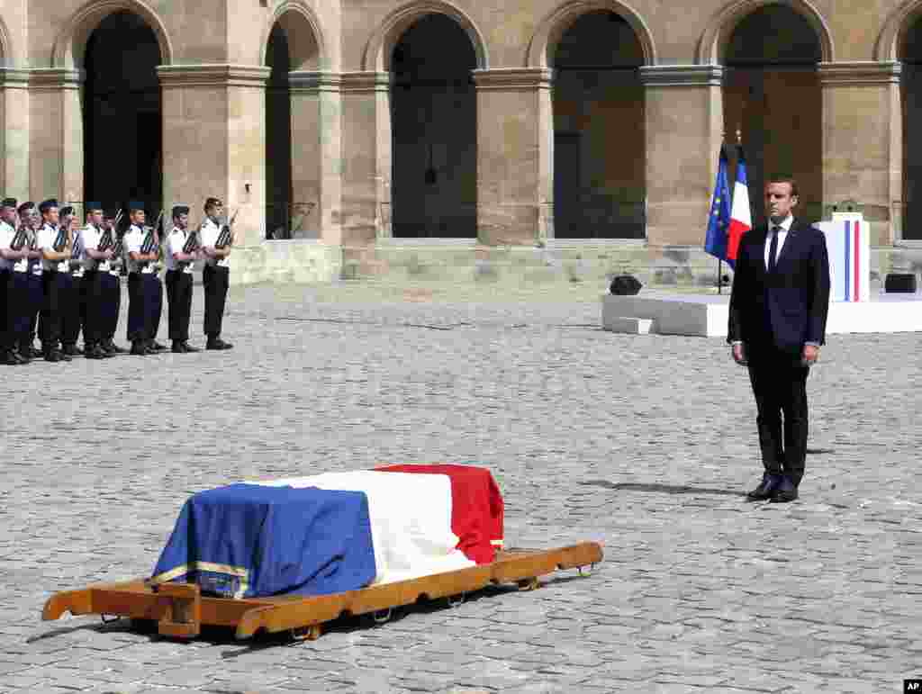 ប្រធានាធិបតីបារាំង លោក Emmanuel Macron ឈរនៅខាងមុខម្ឈូសរបស់សពលោក Simone Veil គ្របដោយទង់ជាតិបារាំងក្នុងពិធីបុណ្យសពនៅក្នុងទីក្រុងប៉ារីស។ អ្នករស់រានមានជីវិតពីការសម្លាប់រង្គាលបានចូលរួមជាមួយលោកប្រធានាធិបតីនិងឥស្សរៈជនជាច្រើនក្នុងពិធីសម្រាប់លោក Simone Veil ដែលបានរួបផុតពីរបបណាស៊ីសដ៏ប្រល័យដើម្បីក្លាយជាប្រធានសភាអឺរ៉ុបនិងជាអ្នកនយោបាយដ៏គួរឲ្យគោរពបំផុត។