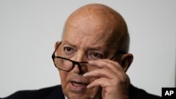 ARCHIVO - José Otty Patiño, jefe negociador del gobierno colombiano, habla durante una conferencia de prensa, en Bogotá, el 10 de octubre de 2023.