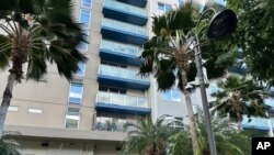Esta foto muestra el exterior del complejo de apartamentos donde vivía el sospechoso del tiroteo contra el director ejecutivo de UnitedHealthcare. En Honolulu, el lunes 9 de diciembre de 2024. 