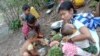 ကရင်ပြည်နယ်၊ ဖာပွန်ခရိုင်ထဲက စစ်ဘေးဒုက္ခသည်များ။ (ဓာတ်ပုံ-ကရင်လူ့အခွင့်အရေးအဖွဲ့၊ KHRG)
