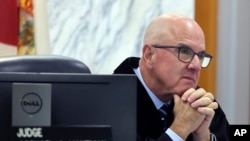 El juez del circuito de Miami-Dade Michael Hanzman escucha a los inquilinos del edificio Champlain Towers South, que se derrumbó en Surfside, Florida, durante una audiencia el miércoles 21 de julio de 2021 en Miami.