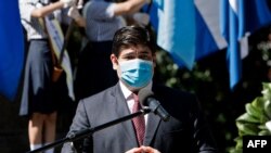 El presidente de Costa Rica, Carlos Alvarado, usa una máscara facial mientras pronuncia un discurso durante la conmemoración del 199 aniversario de la independencia en San José, el 15 de septiembre de 2020.