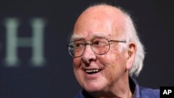 El catedrático británico Peter Higgs sonríe en una conferencia de prensa en Edimburgo, Escocia, el 11 de octubre de 2013.