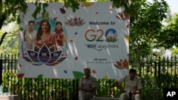 Un letrero anuncia la cumbre del G20 en Nueva Delhi, India, el 7 de agosto de 2023.