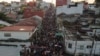 Una vista de drones muestra a migrantes caminando en una caravana durante el día de las elecciones presidenciales de Estados Unidos, en un intento de llegar a la frontera norte de México, en Tapachula, México, 5 de noviembre de 2024. 