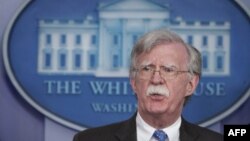 Según un portavoz de la Casa Blanca, se queda en Washington para enfocarse en los temas relacionados con las crisis venezolana.