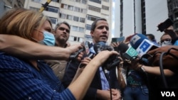 El líder opositor venezolano Juan Guaidó declara a la prensa desde su residencia en Caracas. Julio 12, 2021. [Foto: VOA/Álvaro Algarra]