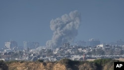 Columnas de humo se observan desde el sur de Israel después de bombardeos israelíes en la Franja de Gaza el 24 de diciembre de 2023. 