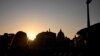 Atardece en el Vaticano el 4 de marzo de 2025.