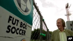 ARCHIVO - César Luis Menotti, después de su presentación como nuevo entrenador del equipo de fútbol Tecos en Guadalajara, México, el miércoles 29 de agosto de 2007.