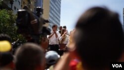 El presidente interino de Venezuela, Juan Guaidó, se dirige a la multitud de manifestantes el 16 de noviembre de 2019 en Caracas, Venezuela.