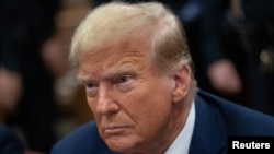 El ex presidente estadounidense Donald Trump se sienta en la sala del Tribunal Penal de Manhattan en Nueva York, EE.UU., el jueves 25 de abril de 2024.