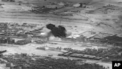 ARCHIVO - Esta imagen de un vídeo proporcionado por el Departamento de Defensa muestra un ataque aéreo del 8 de noviembre de 2023 contra un almacén de armas en el este de Siria. 