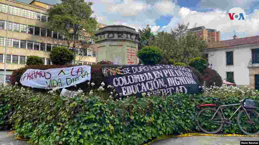 La estatua del fundador de Bogot&#225;, Gonzalo Jim&#233;nez de Quesada, fue tumbada en la ma&#241;ana del viernes por un grupo de ind&#237;genas misak, en una plaza del centro de la capital de Colombia en el marco del llamado paro nacional. [Foto Karen S&#225;nchez/VOA].