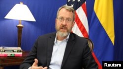 ARCHIVO - El embajador de EEUU ante Venezuela, James Story, durante una entrevista con Reuters, en Bogotá, en abril de 2019.