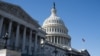ARCHIVO - Una bandera estadounidense ondea cerca de la cúpula del Capitolio de Estados Unidos en Washington, DC, el 25 de febrero de 2025.