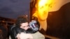 ARCHIVO - Un prisionero sirio liberado abraza a su hermano tras salir de prisión de Adra, en las afueras de Damasco, Siria, el 16 de enero de 2012.