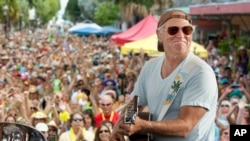 ARCHIVO- En esta fotografía de archivo del 4 de noviembre de 2011, el cantante y compositor Jimmy Buffett actúa ante sus fans en Duval Street en Key West, Florida. (Rob O'Neal/Florida Keys News Bureau vía AP)
