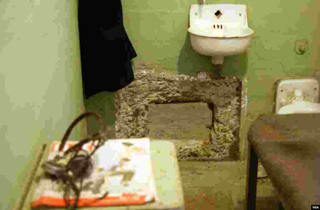 Three inmates used spoons to chisel through the brick wall of their cell during the escape of June 1962. They placed papier-mached heads on their beds and fake air vent covers to keep the guards from discovering the holes.