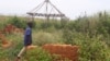 Un garçon passe près des ruines de la maison du chef coutumier Kamwina Nsapu tué en août dernier lors des affrontements meurtriers avec les forces de sécurité à Tshimbulu, Kasaï, RDC, 11 mars 2017.