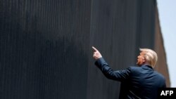 El presidente de Estados Unidos, Donald Trump, participa en una ceremonia en conmemoración de las 200 millas del muro fronterizo en la frontera internacional con México el 23 de junio de 2020.