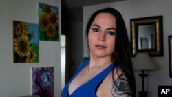 Carolina Ibarra, una mexicana transexual, posa para una fotografía en su casa de Albuquerque, en Nuevo México, el lunes 31 de enero de 2022. (Foto AP/Susan Montoya Bryan)
