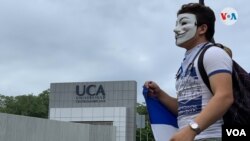 Un joven universitario protesta dentro de la Universidad Centroamericana (UCA), en Managua, Nicaragua. [Foto archivo VOA]