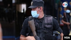 Un policía custodia el Ministerio de Gobernación en Managua, Nicaragua. Foto VOA.