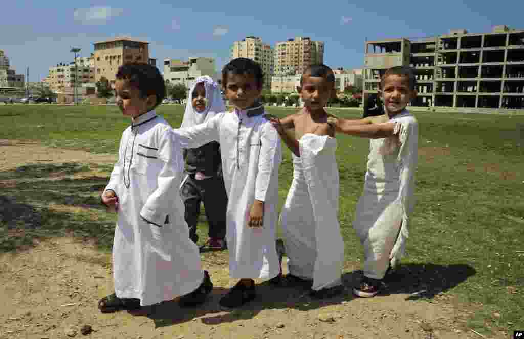 Anak-anak Palestina berlatih manasik Haji di kota Gaza dalam sebuah pelajaran sekolah tentang Haji.