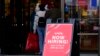 Un cartel anuncia empleos abiertos en una tienda minorista en Estados Unidos.