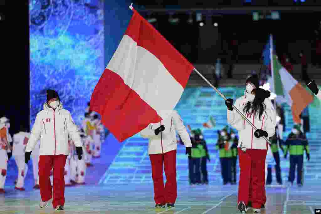 Ornella Oettl Reyes, de Perú, lleva su bandera nacional al estadio.