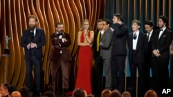 Kenneth Branagh (izquierda) y sus compañeros reciben el premio a mejor elenco en una película por "Oppenheimer", en la 30a entrega anual de los SAG Awards del Sindicato de Actores de la Pantalla, el sábado 24 de febrero de 2024, en el Shrine Auditorium en Los Ángeles.