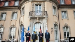 Los cancilleres de Francia, Laurent Fabius, de Ucrania Pavlo Klimkin, de Alemania Frank-Walter Steinmeier y Rusia Sergey Lavrov, (izq. -der.), informan a los medios antes de una reunión en la Casa de Huéspedes de la cancillería, Villa Borsig, en Berlín, en agosto de 2014. 