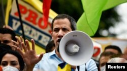 El líder de la oposición venezolana, Juan Guaidó, se dirige a la multitud durante una manifestación para conmemorar el Día Internacional de la Juventud, en Caracas, Venezuela, el 12 de febrero de 2022.