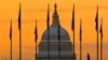 Tòa nhà Quốc hội Mỹ phía sau những lá cờ trên Công viên Quốc gia ở Washington. Một phân tích mới nói rằng nợ quốc gia của Mỹ có thể tăng lên cho dù Kamala Harris hay Donald Trump làm tổng thống.