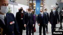 El presidente de Francia, Emmanuel Macron, habla con el presidente de Egipto, Abdel Fatah al-Sissi, mientras caminan durante la sesión del Segmento de Alto Nivel de la Cumbre One Ocean, en Brest, Francia, el 11 de febrero de 2022.