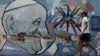 Un hombre pasa junto a un mural que representa al Papa Francisco, quien continúa hospitalizado. En Brasilia, Brasil, el 26 de febrero de 2025.