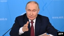 El presidente de Rusia, Vladimir Putin, se reúne con los líderes del Ministerio de Asuntos Exteriores de Rusia en Moscú el 14 de junio de 2024. (Foto de NATALIA KOLESNIKOVA / AFP)