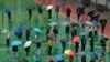Los residentes hacen fila para hacerse la prueba del coronavirus en un centro de pruebas temporal a pesar de la lluvia en Hong Kong, el 22 de febrero de 2022.