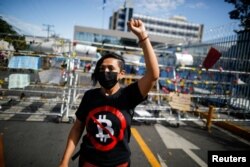 Una mujer con una camiseta de "No a Bitcoin" participa en una protesta contra el presidente de El Salvador, Nayib Bukele, en el Congreso Nacional en San Salvador, El Salvador, 9 de febrero de 2022.