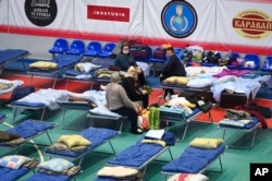 Civiles desplazados de las regiones de Donetsk y Lugansk descansan en un polideportivo en Taganrog, Rusia, el 21 de febrero de 2022.