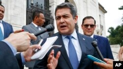 El entonces presidente e Honduras, Juan Orlando Hernández, responde a preguntas de la prensa durante una visita a Washington el 13 de agosto de 2019.
