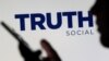El logotipo de la red social Truth se muestra detrás de una mujer que sostiene un teléfono inteligente en esta ilustración tomada el 21 de febrero de 2022.
